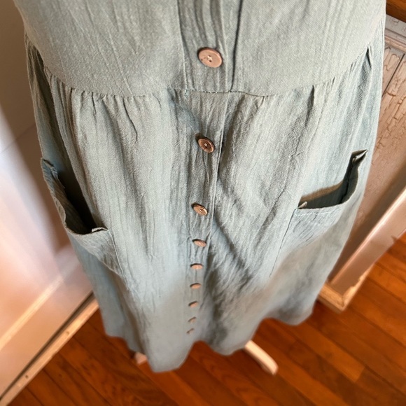 Msquared Green Midi Dress with Elegant Silhouette - Picture 4 of 11